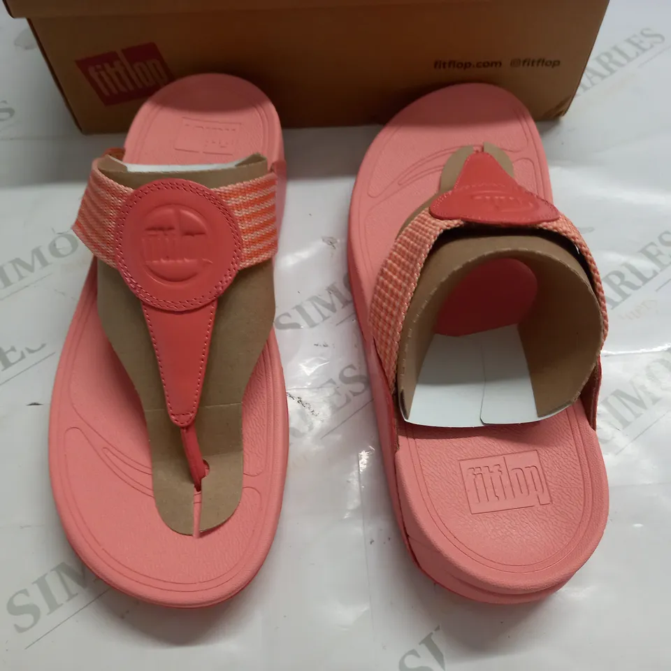 BOXED PAIR OF FITFLOPS WALKSTAR FINESTRIPE TOE-POST SANDALS IN CORAL - UK 7 