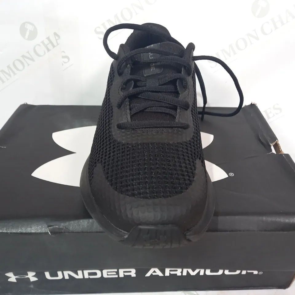 BOXED PAIR OF UNDER ARMOUR SURGE 3 SHOES IN BLACK UK SIZE 7.5