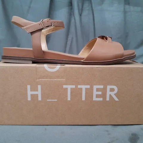 BOXED PAIR OF HOTTER OPEN TOE SANDALS IN TAN UK SIZE 8