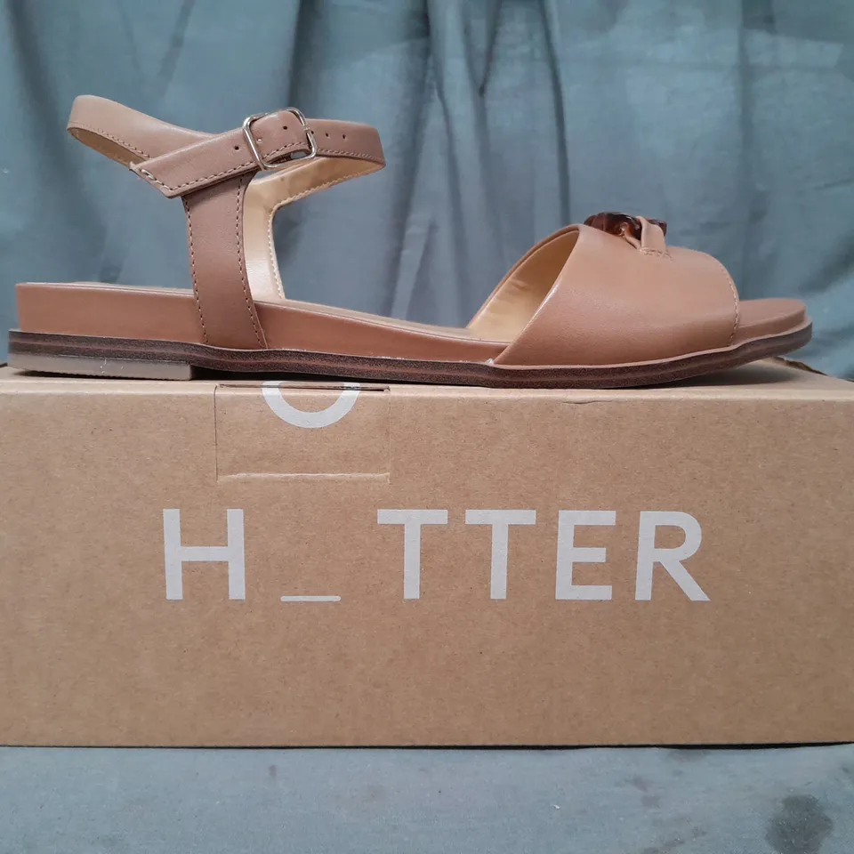 BOXED PAIR OF HOTTER OPEN TOE SANDALS IN TAN UK SIZE 8