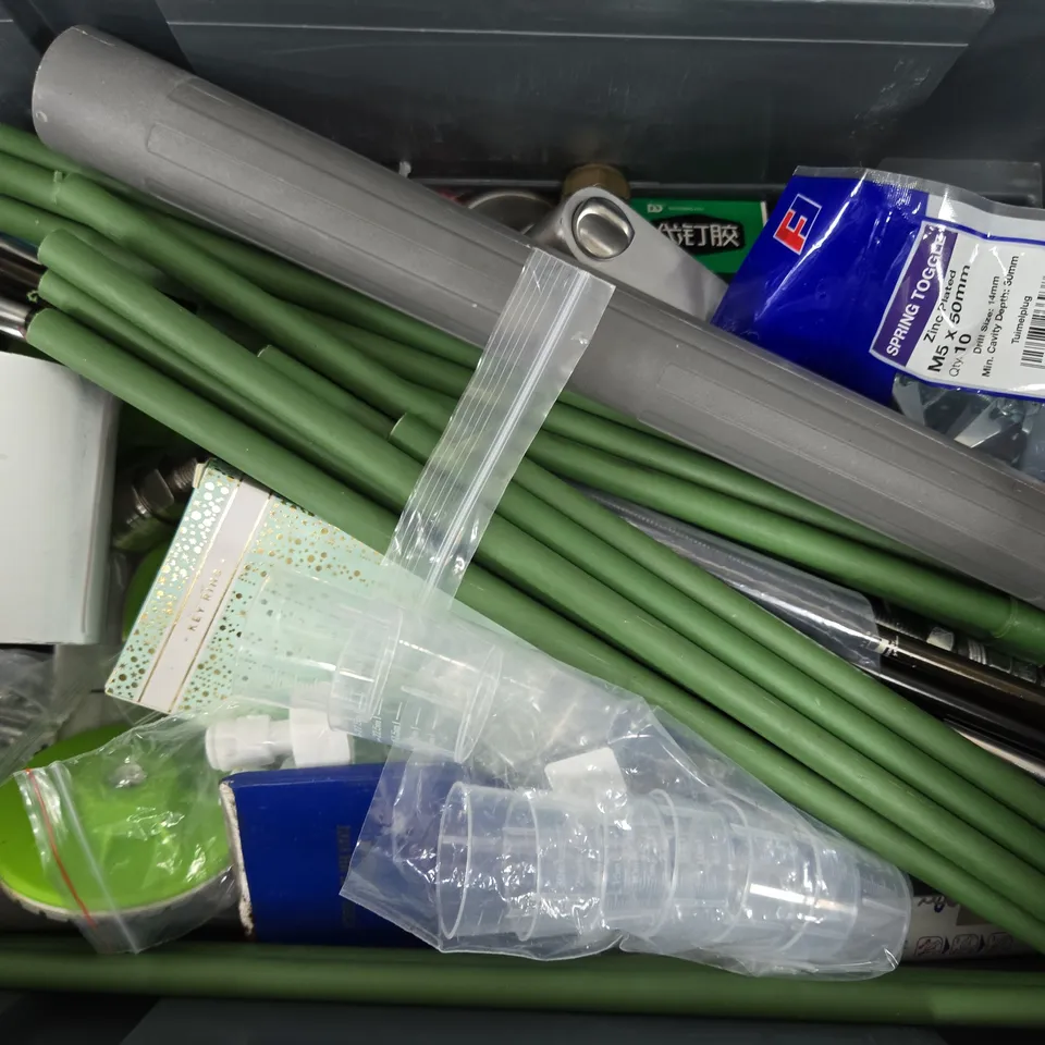 APPROXIMATELY 15 ASSORTED HOUSEHOLD ITEMS TO INCLUDE FAITHFUL TOOLS BRICK BOLSTER, 13 BLADE FEELER GAUGE, ZINC PLATED SPRING TOGGLE, ETC