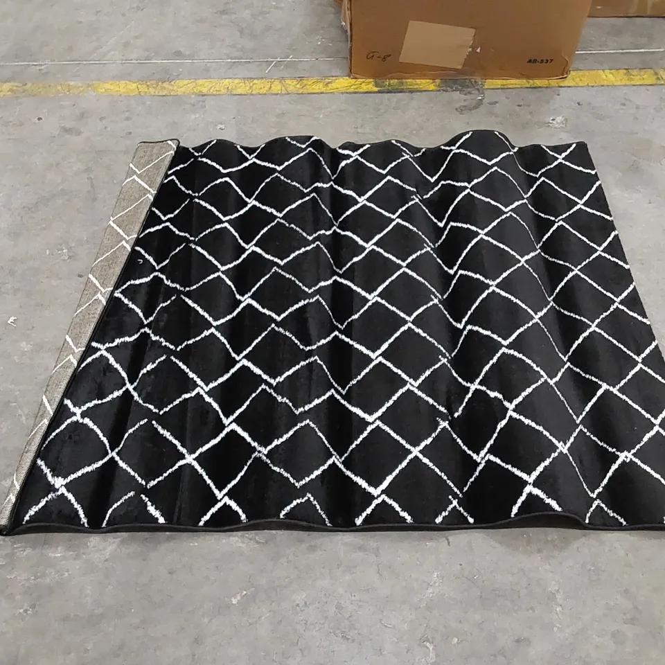 ZIGZAG NOIR DIAMOND PATTERN RUG - BLACK // SIZE: 120 X 160cm