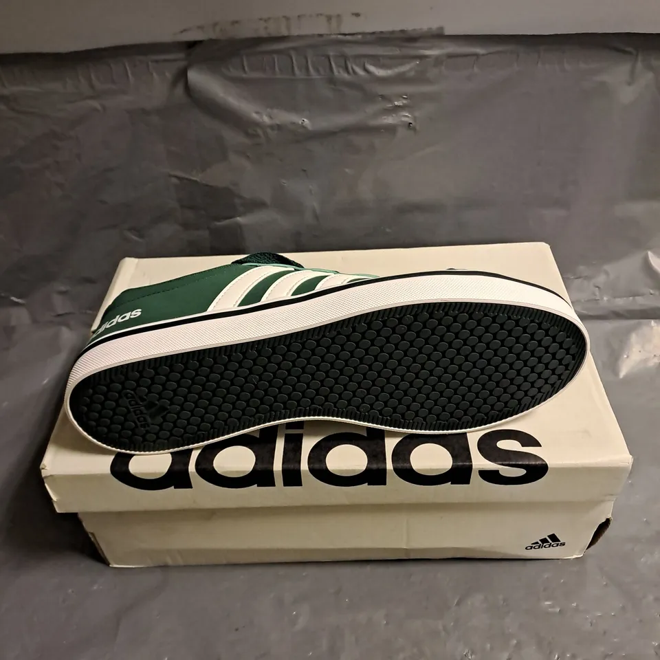 BOXED PAIR OF ADIDAS VS PACE 2.0 TRAINERS IN GREEN/WHITE SIZE UK 7
