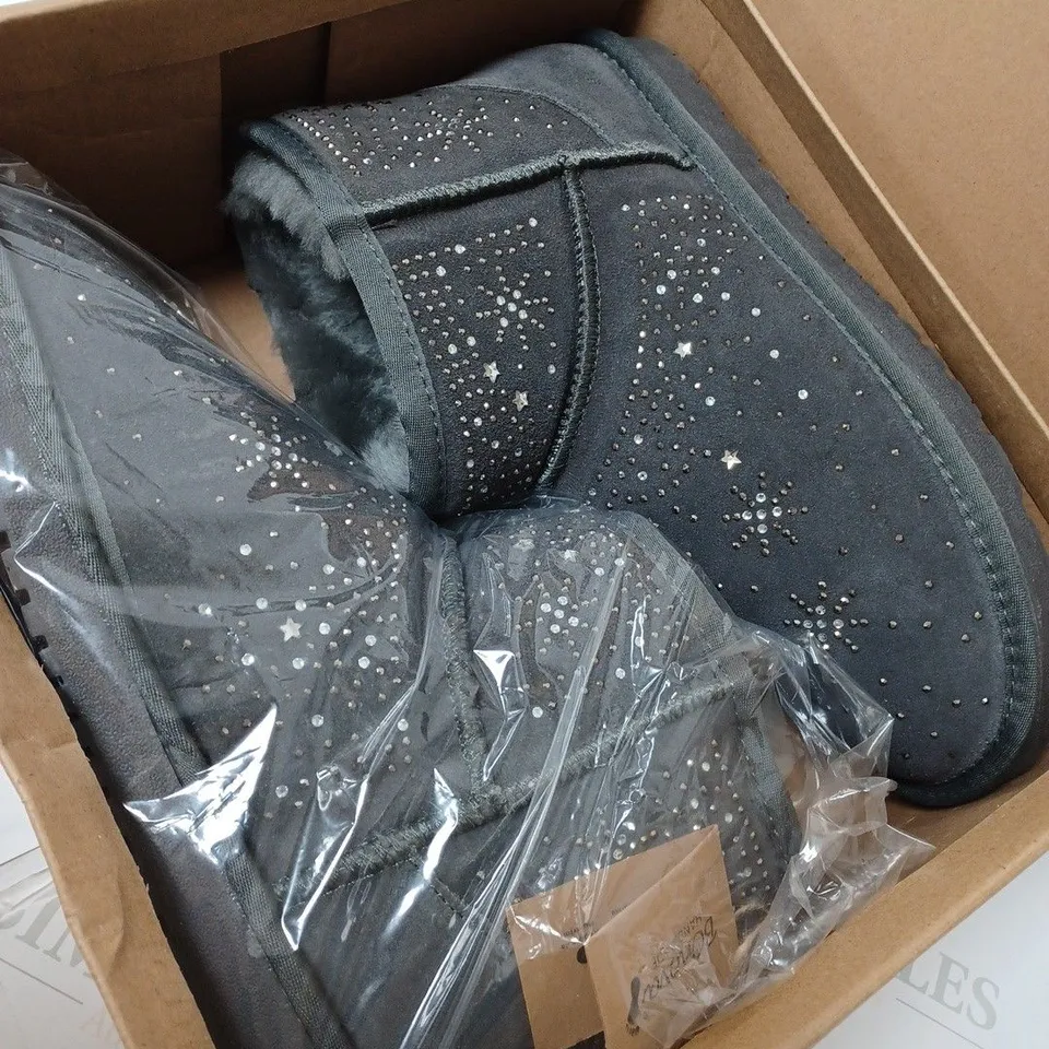 BOXED BONOVA SPARKLE SHEEPSKIN BOOTS, LIGHT GREY - SIZE 9