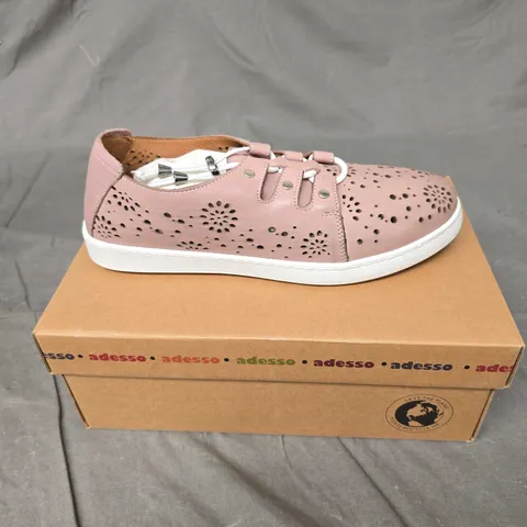 BOXED PAIR OF ADESSO FLORAL HOLE PUNCH TRAINERS - 6.5