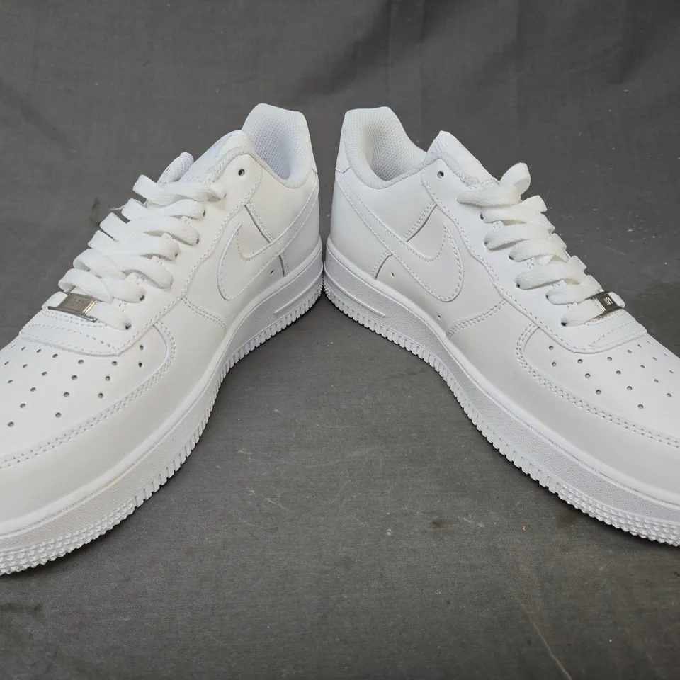 BOXED PAIR OF NIKE AIR FORCE 1 '07 SHOES IN WHITE UK SIZE 10