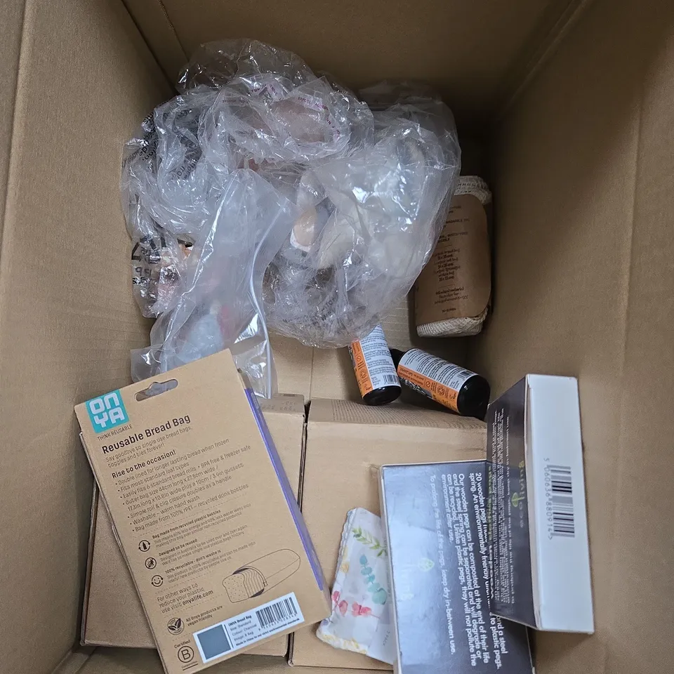 BOX OF APPROXIMATELY 10 ASSORTED HOUSEHOLD ITEMS TO INCLUDE - CAMCAM FITTED SHEET - SILICONE CUP - ACTIVITY SOFT TOY - ETC