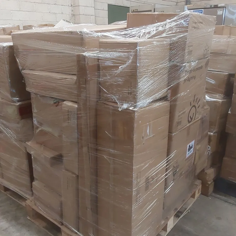 PALLET CONTAINING A VERY LARGE QUANTITY OF ASSORTED DESIGNER LIGHTING PRODUCTS