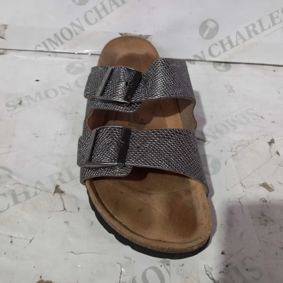BOXED PAIR OF BONOVA 2 STRAP SANDALS IN TEXTURED METALLIC SILVER COLOUR SIZE 7