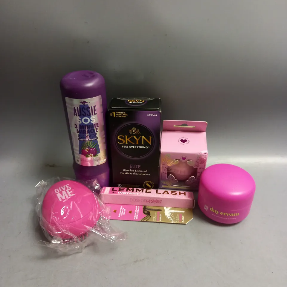 BOX OF APPROXIMATELY 20 COSMETIC ITEMS TO INCLUDE - SKYN ELITE CONDOMS - AUSSIE SOS DEEP TREATMENT - GIVE ME MINI HAIR BRUSH - ETC 