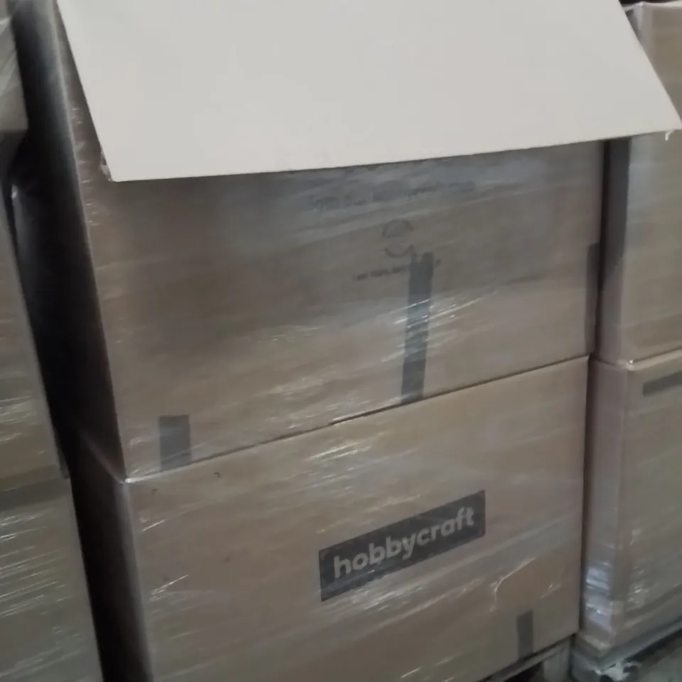 PALLET CONTAINING A LARGE QUANTITY OF ASSORTED CHRISTMAS DECORATIONS AND PRODUCTS TO INCLUDE;CERAMIC NATIVY,PERFUME DIFFUSER,CHRISTMAS CUPS