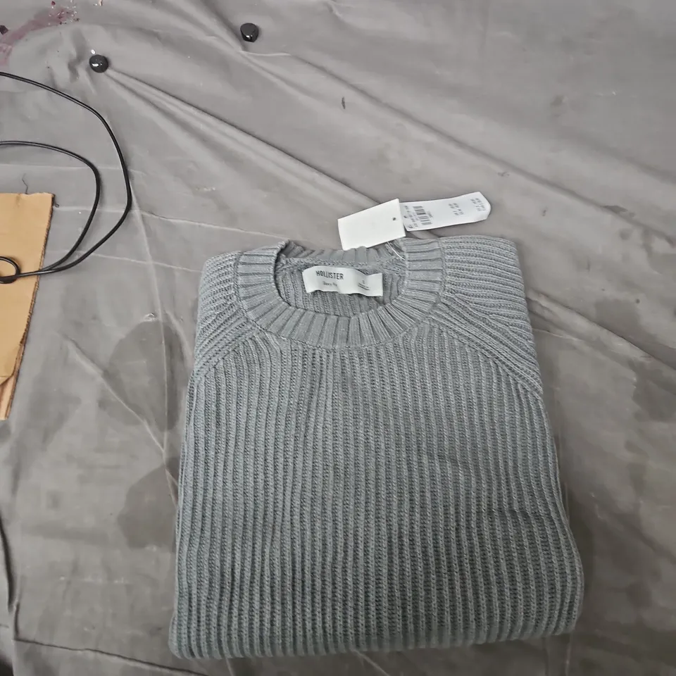 HOLLISTER BOXY FIT KNIT SWEATER – GREY, UK S, MADE IN CAMBODIA