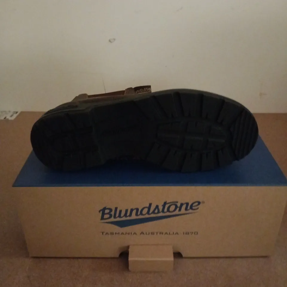 BOXED PAIR OF BLUNDSTONE ELASTIC SIDED BOOT IN RUSTIC BROWN - UK 7