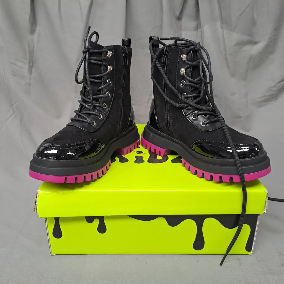 BOXED PAIR OF KOI VEGAN KIDS LIL HELIOS PURPLE FLAME BOOTS IN BLACK UK SIZE 13