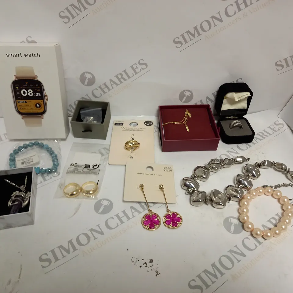 APPROXIMATELY 30 ASSORTED JEWELLERY ITEMS IN VARIOUS STYLES TO INCLUDE EARRINGS, NECKLACES, WATCHES ETC