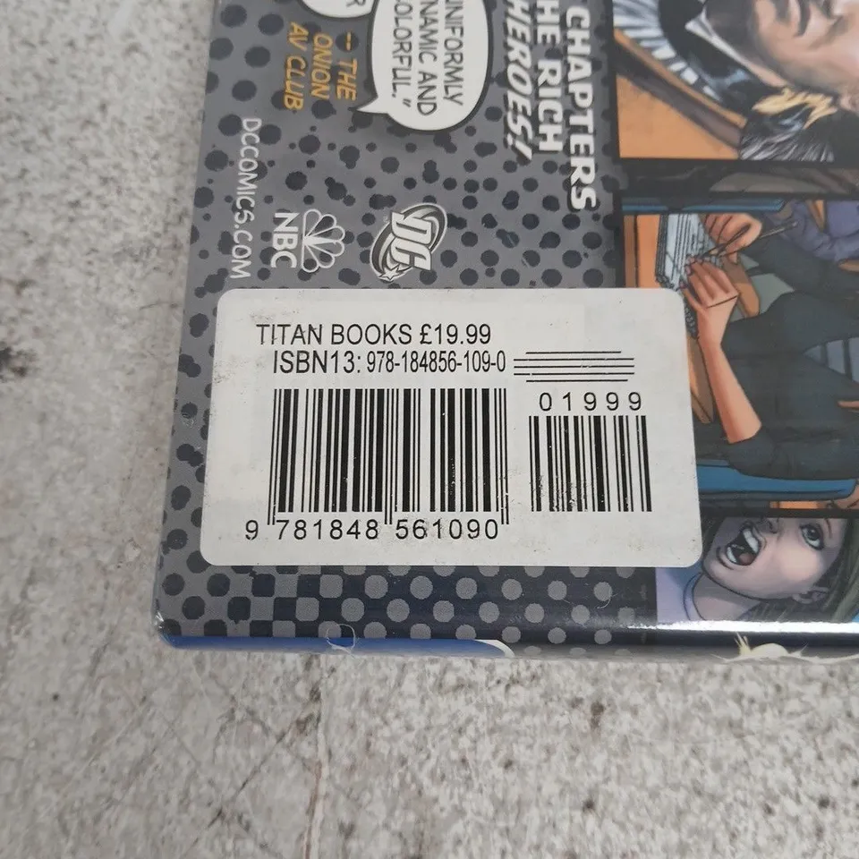 HEROES VOLUME TWO – DC COMICS GRAPHIC NOVEL (TITAN BOOKS)