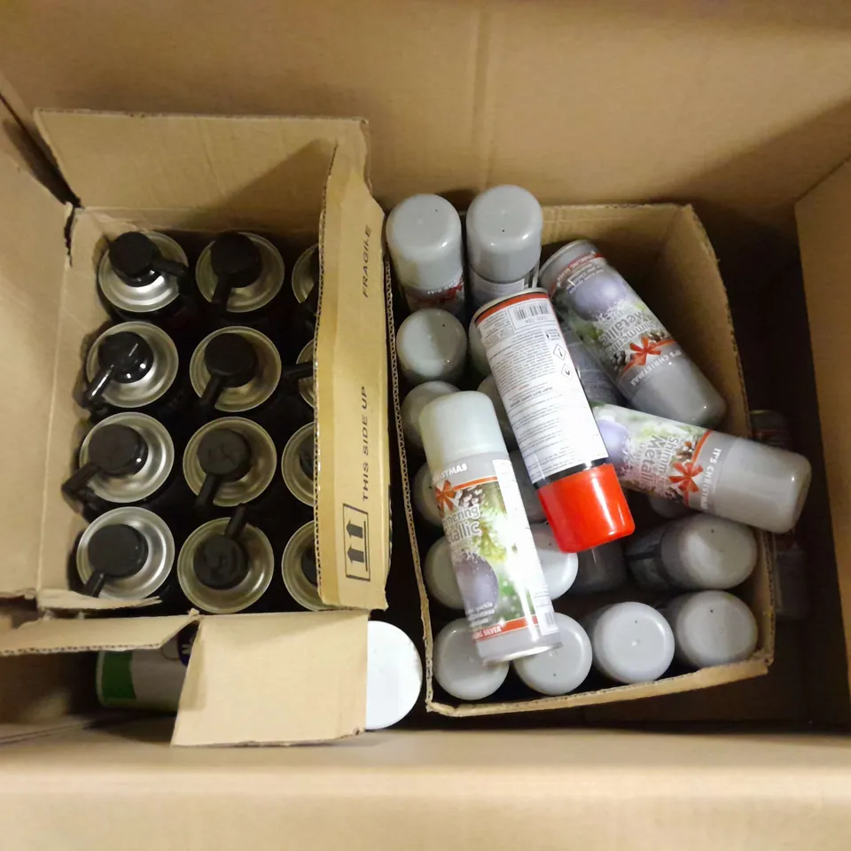 APPROXIMATELY 28 ASSORTED AEROSOLS TO INCLUDE ITS CHRISTMAS SHIMMERING METALLIC SPRAY PAINT, AUTO EXTREME 4x4 TYRE FIX, RAPIDE HEAVY DUTY CARPET & TILE ADHESIVE, ETC - COLLECTION ONLY