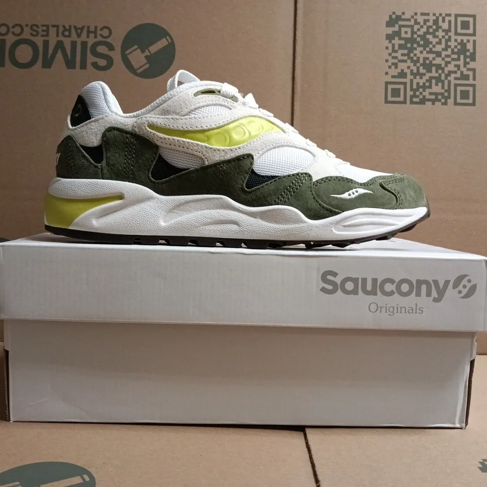 BOXED PAIR OF SAUCONY TRAINERS IN WHITE/MOSS/LIME SIZE UK 8