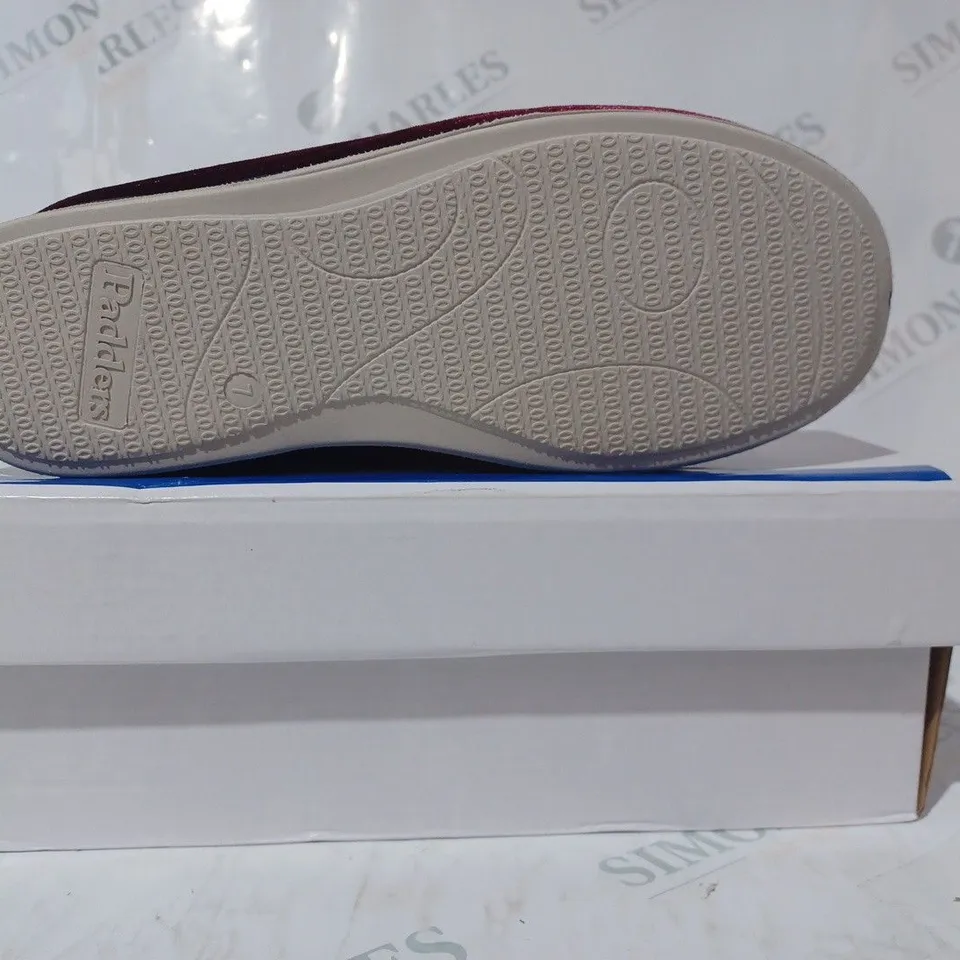 BOXED PAIR OF PADDERS HUG SLIPPERS IN BURGUNDY SIZE 7