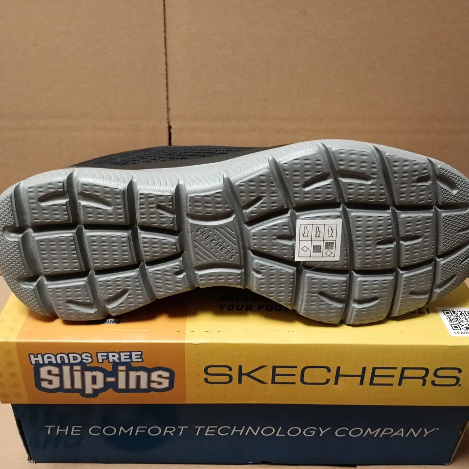 BOXED PAIR OF SKECHERS SUMMITS TOP RATE TRAINERS IN BLACK - UK 7