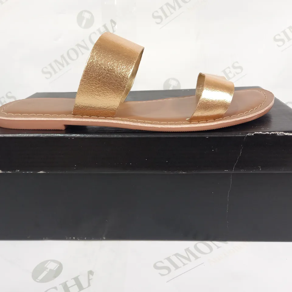 BOXED PAIR OF PRETTY LITTLE THING OPEN TOE FLAT SANDALS IN METALLIC GOLD SIZE 6