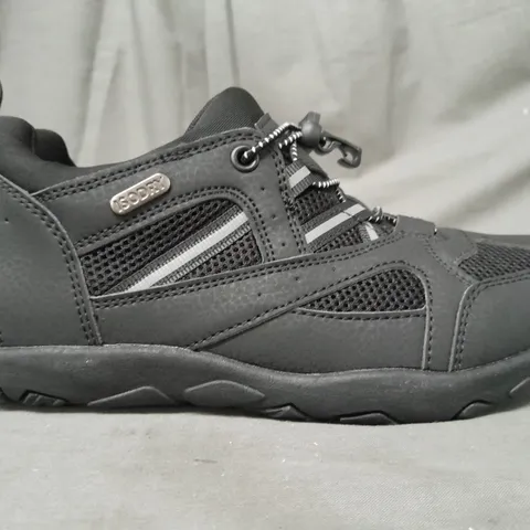 BOXED PAIR OF MOUNTAIN WAREHOUSE MEANDER KIDS WATERPROOF COMFORT WALKING SHOES IN BLACK UK SIZE 4