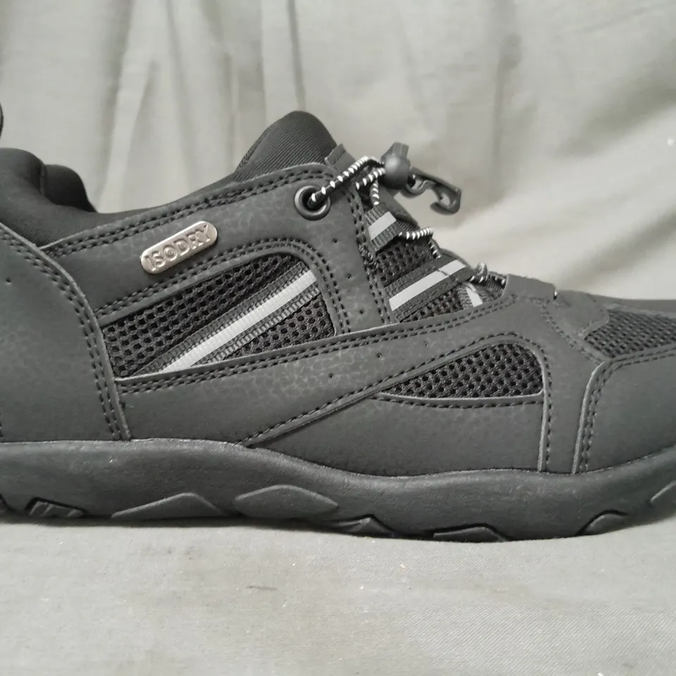 BOXED PAIR OF MOUNTAIN WAREHOUSE MEANDER KIDS WATERPROOF COMFORT WALKING SHOES IN BLACK UK SIZE 4