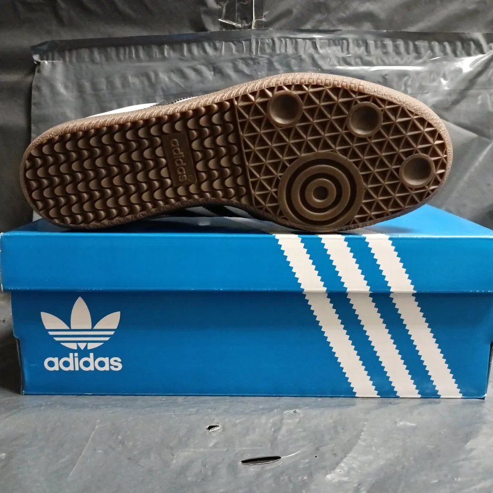 BOXED PAIR OF ADIDAS SAMBA OG TRAINERS IN WHITE/BLACK SIZE UK 7