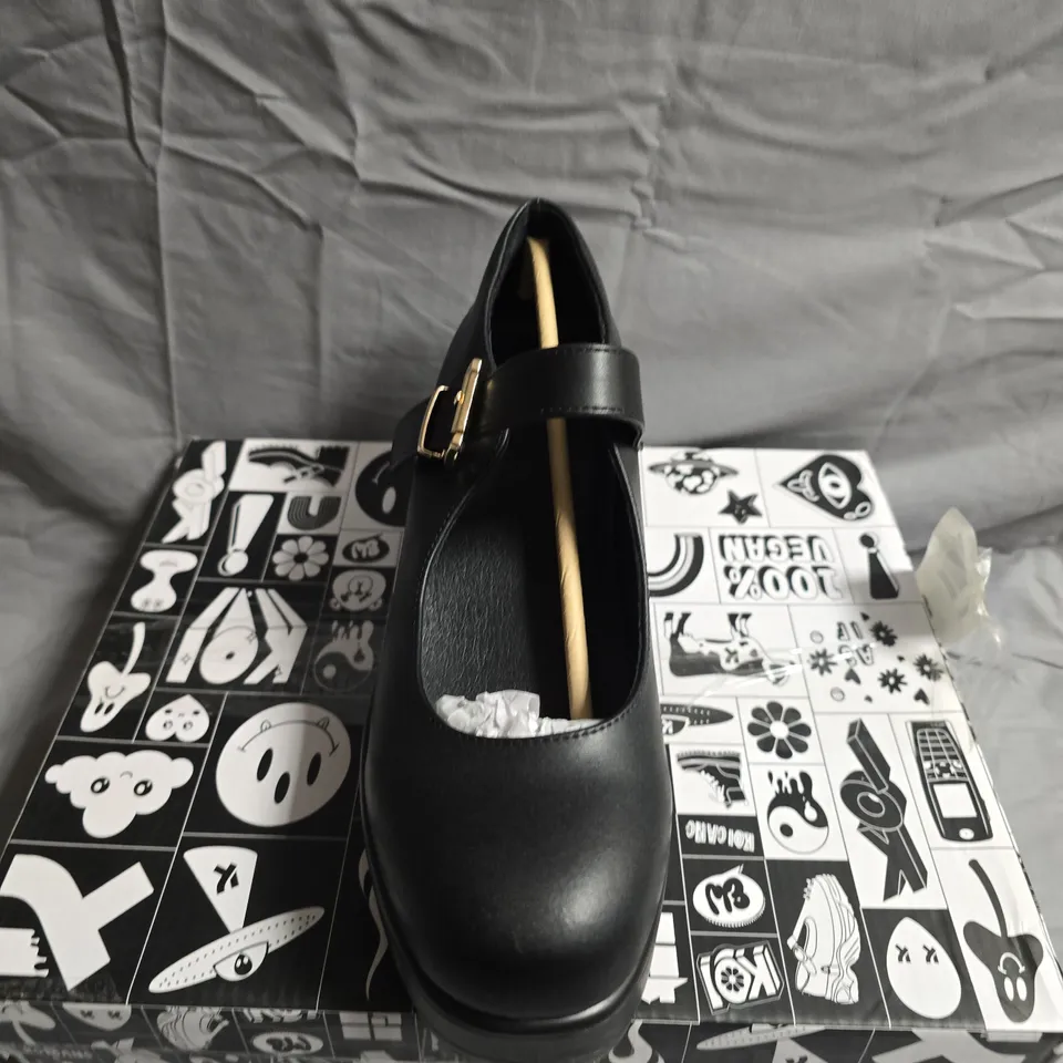 BOXED PAIR OF KOI FOOTWEAR TIRA MARY SHOES - UK SIZE 7