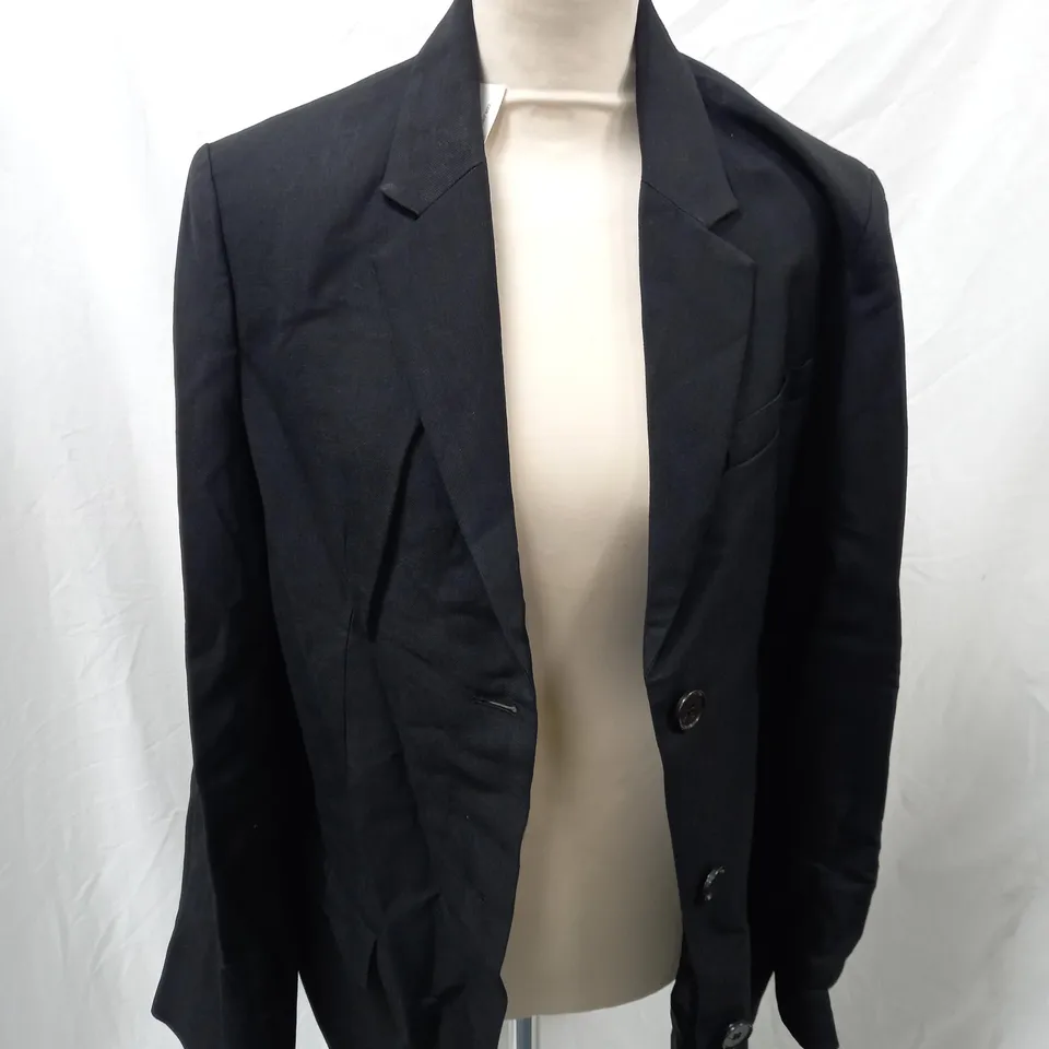 LOT OF CLOTHES APPROXIMATELY 40 ITEMS TO INCLUDE BLAZERS, T-SHIRTS, DRESS ETC