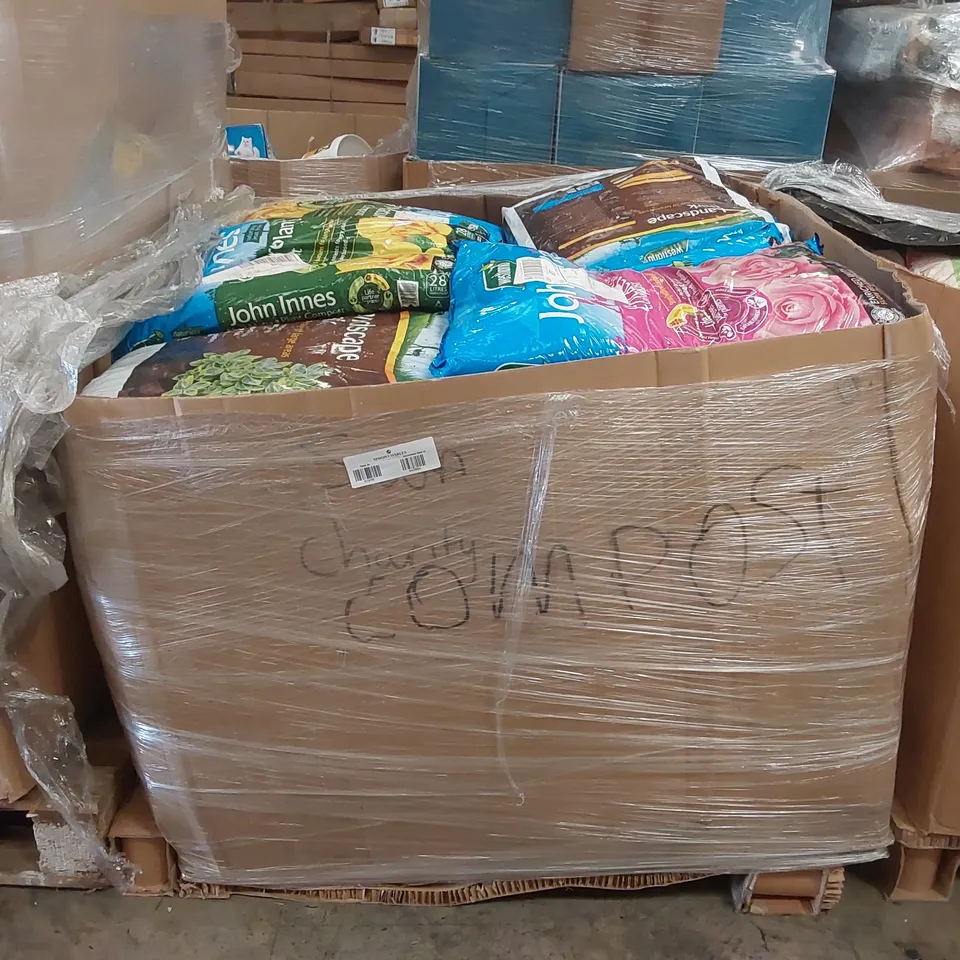 PALLET OF ASSORTED GARDEN PRODUCTS INCLUDING: COMPOST, LANDSCAPE BARK ECT