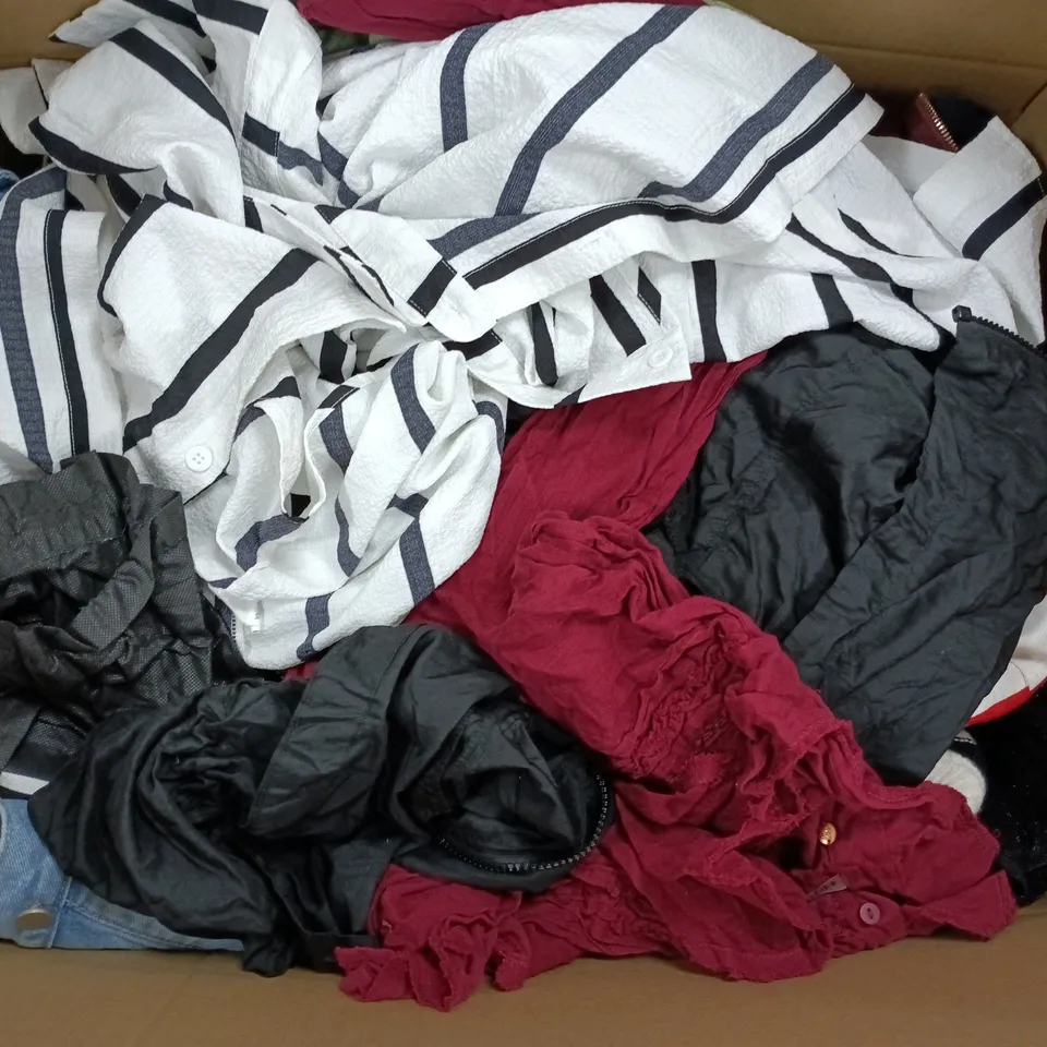 APPROXIMATELY 20 ASSORTED CLOTHING ITEMS IN VARIOUS SIZES, STYLES & COLOURS TO INCLUDE BRANDS SUCH AS NIKE, PRIMARK, SCZR, ETC - COLLECTION ONLY