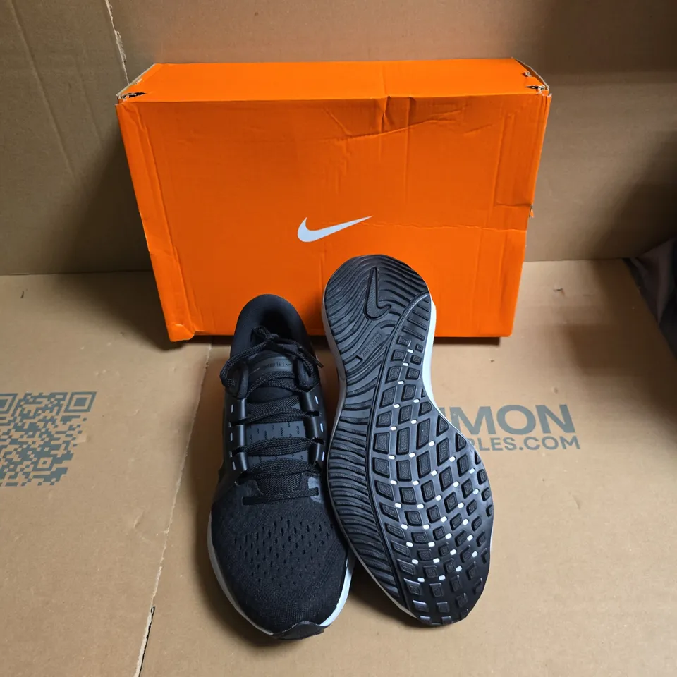 BOXED NIKE WOMEN'S AIR ZOOM VOMERO 16 RUNNING SHOES IN BLACK/METALLIC GOLD - UK SIZE 7 