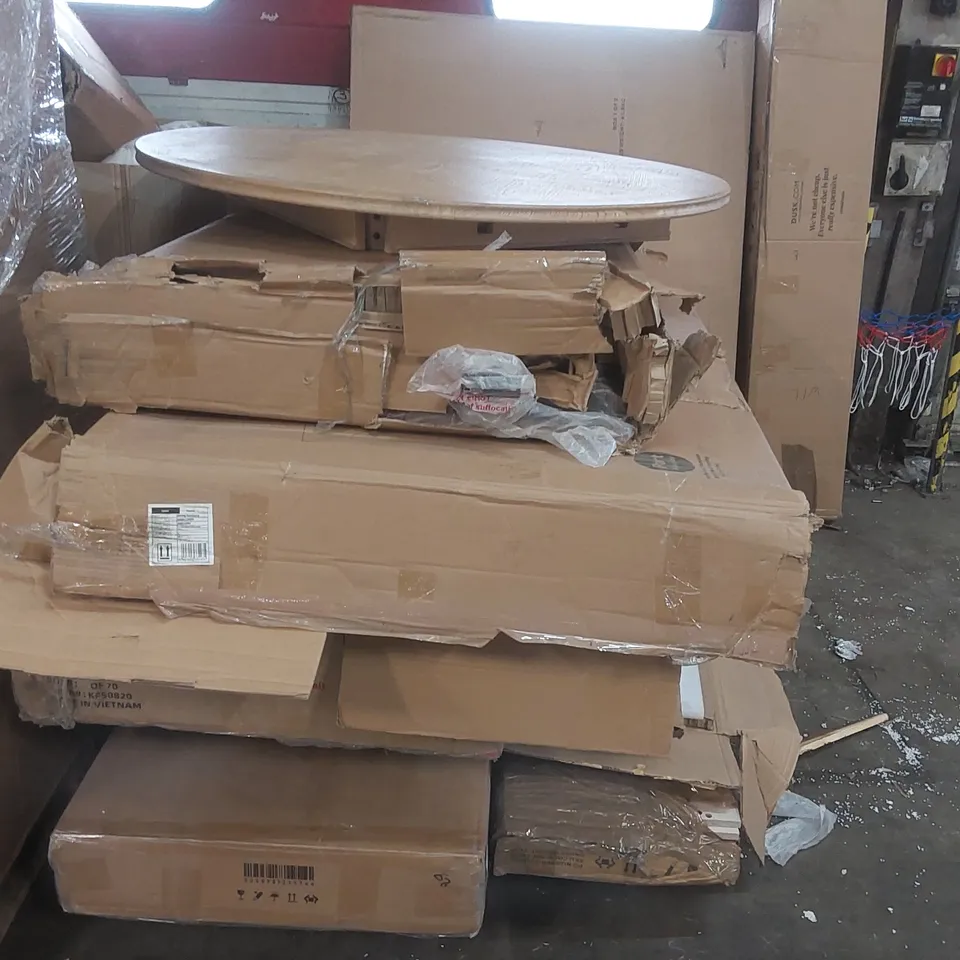 PALLET CONTAINING A LARGE QUANTITY OF ASSORTED