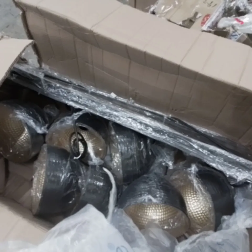 BOXED OUTDOOR LIGHT FIXTURES BLACK AND GOLD (1 BOX)