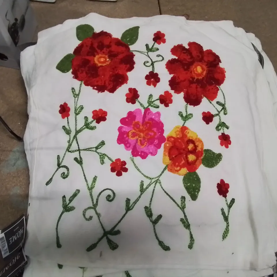 MIXED LOT TO INCLUDE, LARGE NUMBER OF ZIP UP CUSHION COVERS, X2 MAGAZINE RACKS, 20X30CM CLIP FRAMES