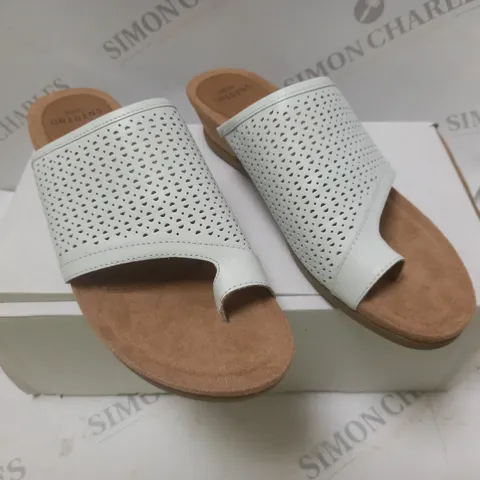 BOXED WHITE AND BEIGE SANDELS - SIZE 3
