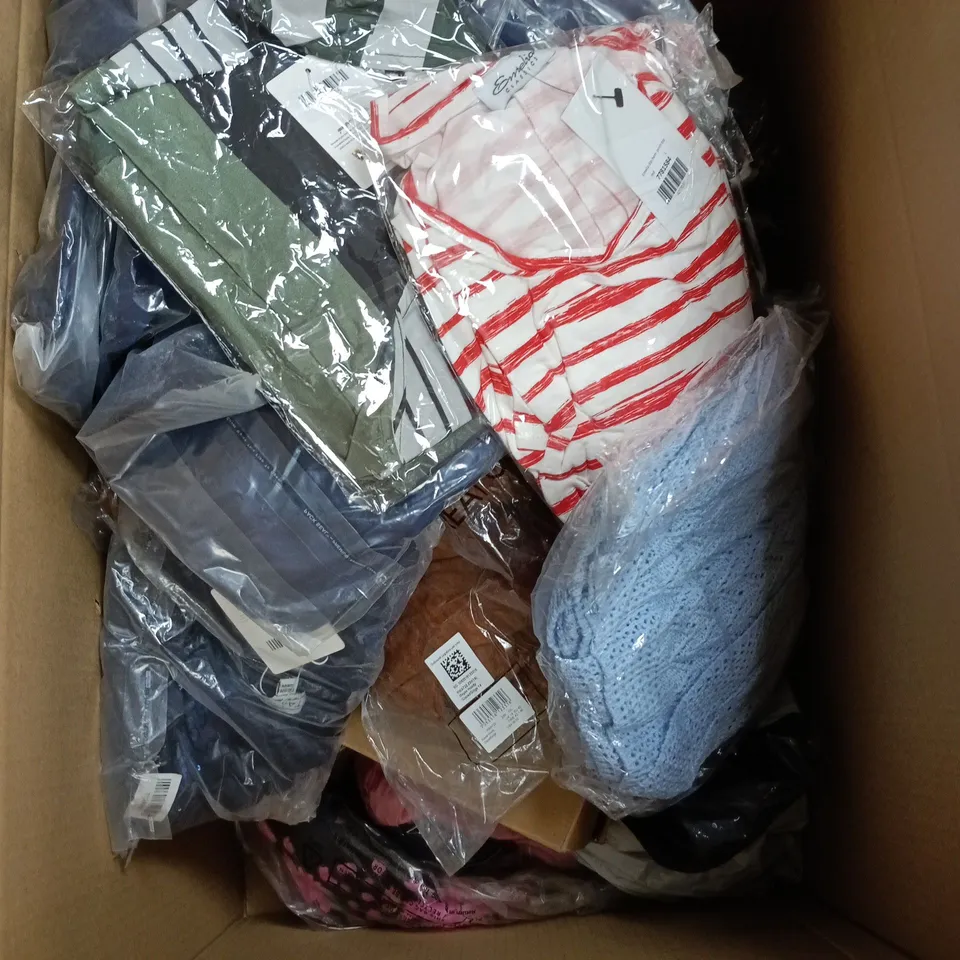 BOX OF APPROXIMATELY 22 ASSORTED ITEMS TO INCLUDE B ACTIVE FOOTWEAR, ANAMOR CLOTHING ETC