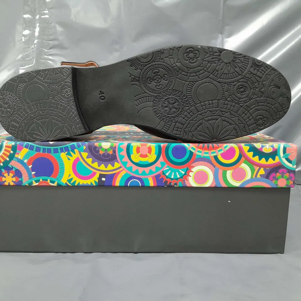 BOXED PAIR OF EMBASSY LONDON SHOES IN BLACK/PINK/AQUA EU SIZE 40