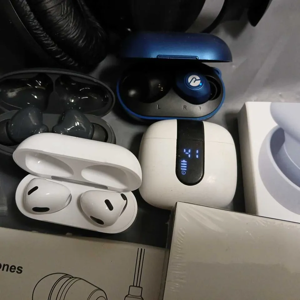 LOT OF APPROXIMATELY 20 ASSORTED AUDIO ITEMS TO INCLUDE JBL HEADPHONES AND HUAWEI TWS EARBUDS