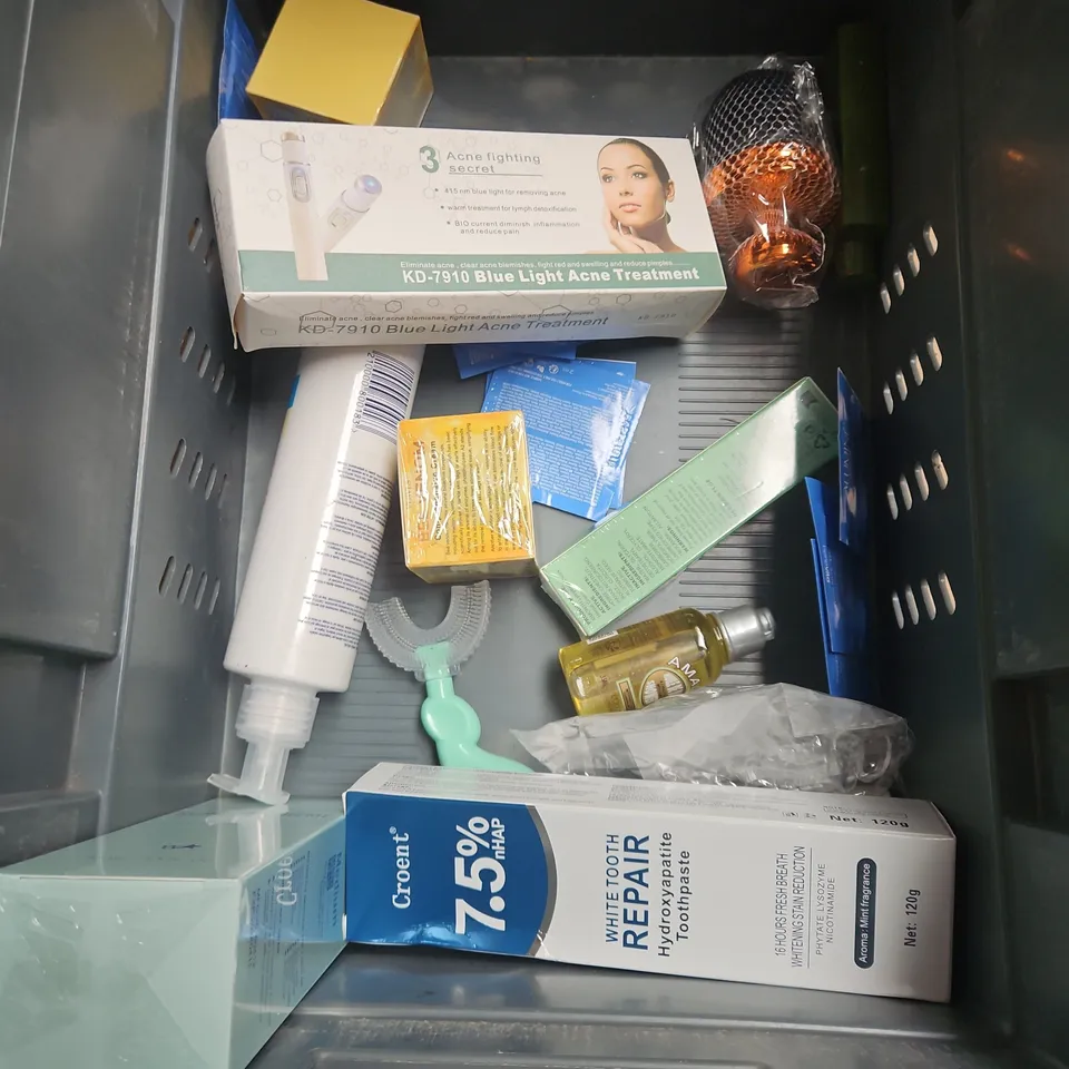 APPROXIMATELY 20 ASSORTED HEALTH & BEAUTY PRODUCTS TO INCLUDE - SCANDINAVIAN BIOLABS CONDITIONER - SOAP&GLORY BODY BUTTER - TROPIC BAMBOO FACE CLOTH - ETC