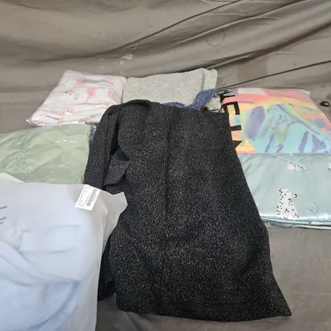LARGE BOX OF APPROXIMATELY 20 ASSORTED CLOTHING ITEMS IN VARIOUS SIZES, STYLES AND COLOUR