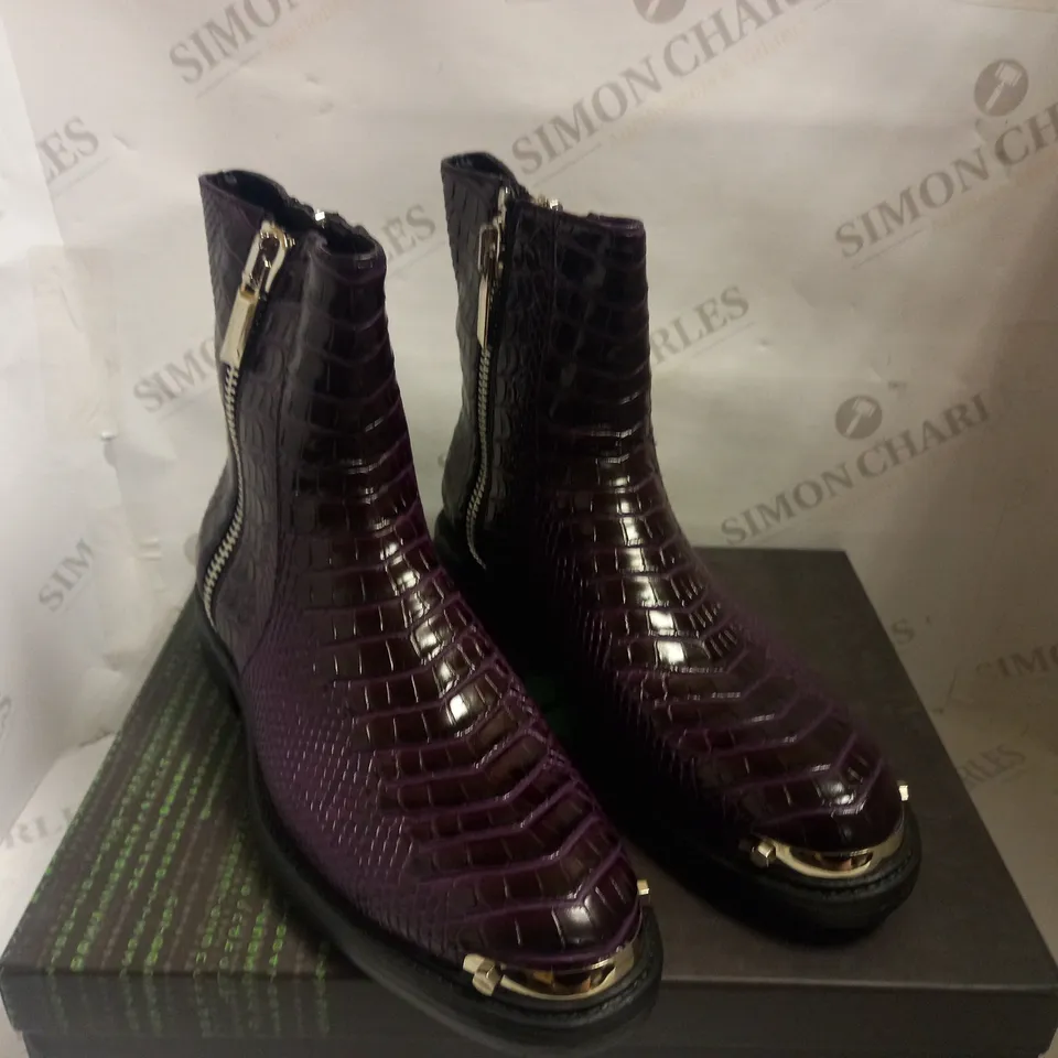 KOI VEGAN REGICIDE MENS PURPLE SNAKE BOOTS - SIZE 9