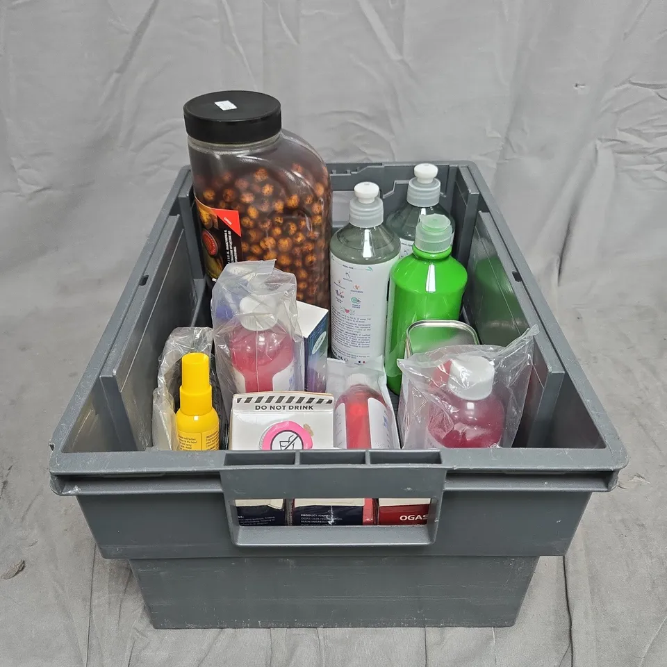 APPROXIMATELY 15 ASSORTED HOUSEHOLD ITEMS TO INCLUDE ACRYLIC PAINT, SMOL, OSMO TOP OIL, BABY BOTTLE CLEANER ETC