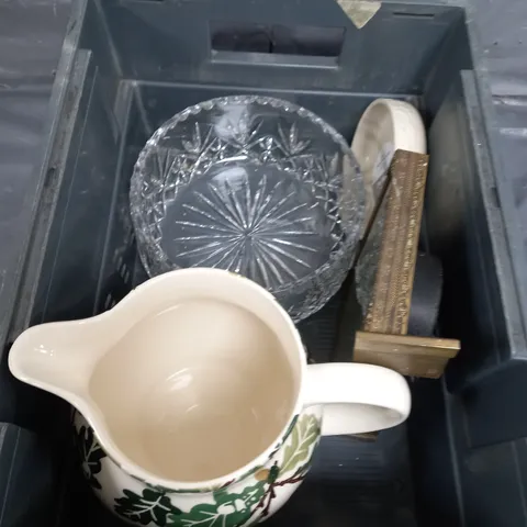 APPROXIMATELY 4 ASSORTED HOUSEHOLD ITEMS TO INCLUDE CLOCKS , LARGE MUGS , ETC
