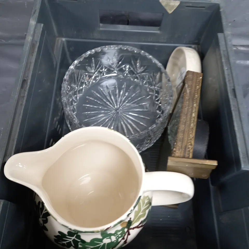 APPROXIMATELY 4 ASSORTED HOUSEHOLD ITEMS TO INCLUDE CLOCKS , LARGE MUGS , ETC 