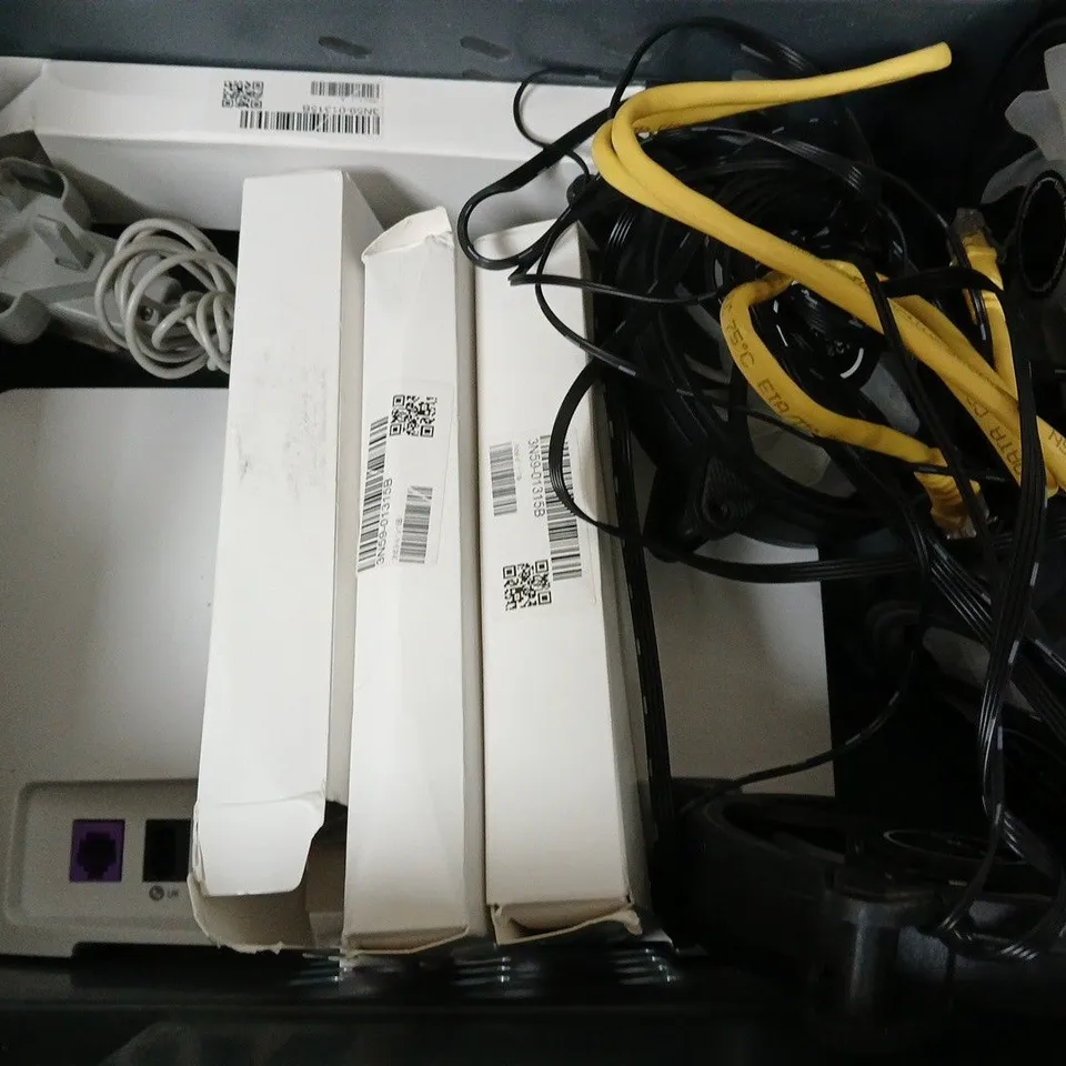 APPROXIMATELY 8 ASSORTED ITEMS TO INCLUDE - 4RCA PLUGS TO RCA PLUG LEAD , BT HUB, SKY HUB ETC