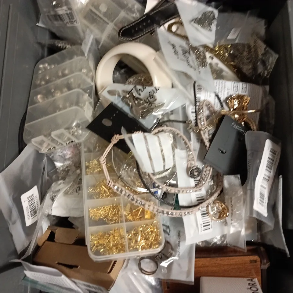 APPROXIMATELY 30 ASSORTED JEWELLERY PRODUCTS TO INCLUDE RINGS, NECKLACES, BRACELETS ETC 