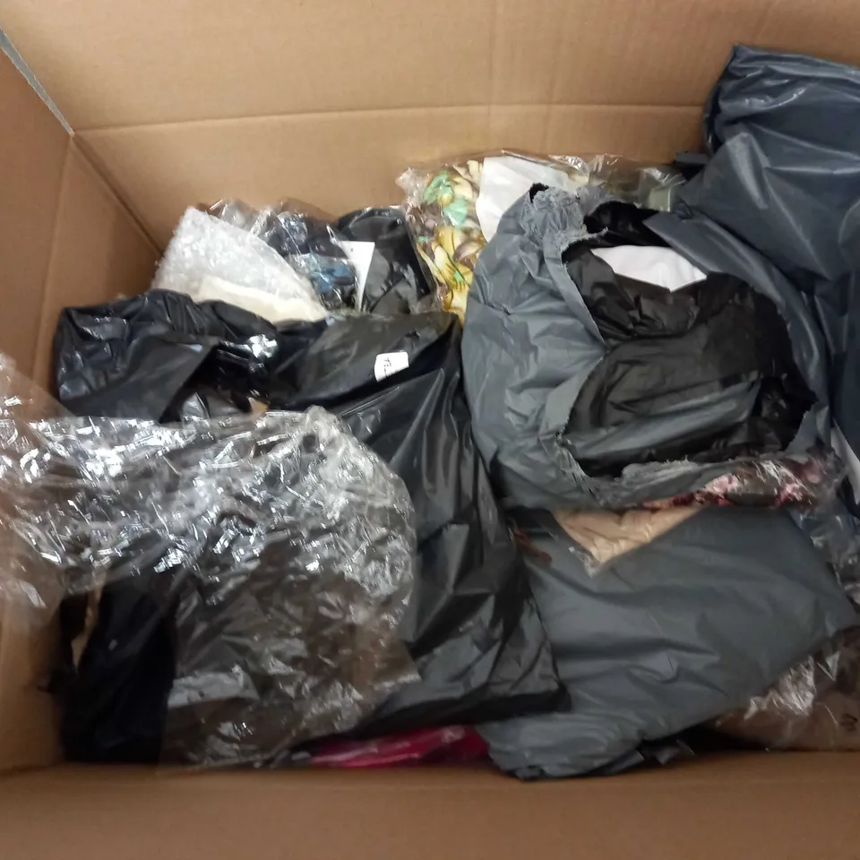 LARGE QUANTITY OF ASSORTED CLOTHING ITEMS TO INCLUDE - MAISON DE NIMES - EMELIA