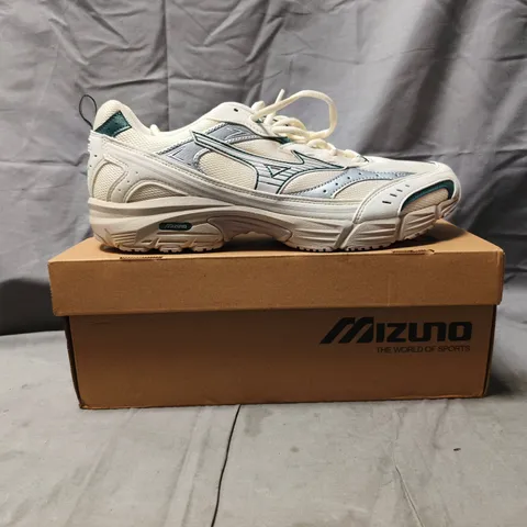 BOXED PAIR OF MIZUNO SPORTSTYLE MXR TRAINERS IN OFF-WHITE/SILVER/GREEN SIZE UK 9